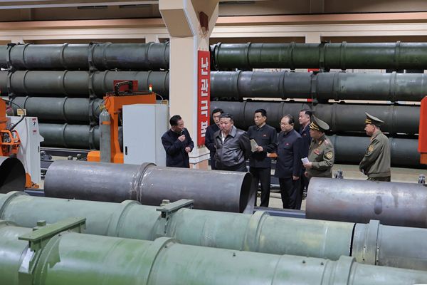 Chủ tịch Kim Jong-un thị sát nhà máy sản xuất công nghiệp quốc phòng