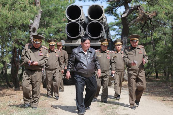 Chủ tịch Kim Jong-un chỉ đạo cuộc tập trận tấn công phối hợp pháo tầm xa và tên lửa
